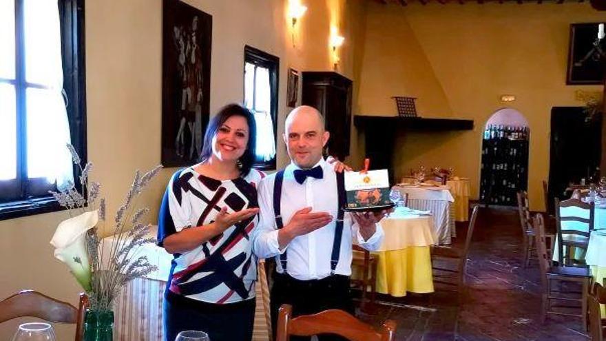 La zamorana Mónica Teruelo, con su cliente del restaurante El Cenador de las Monjas y uno de los productos galardonados