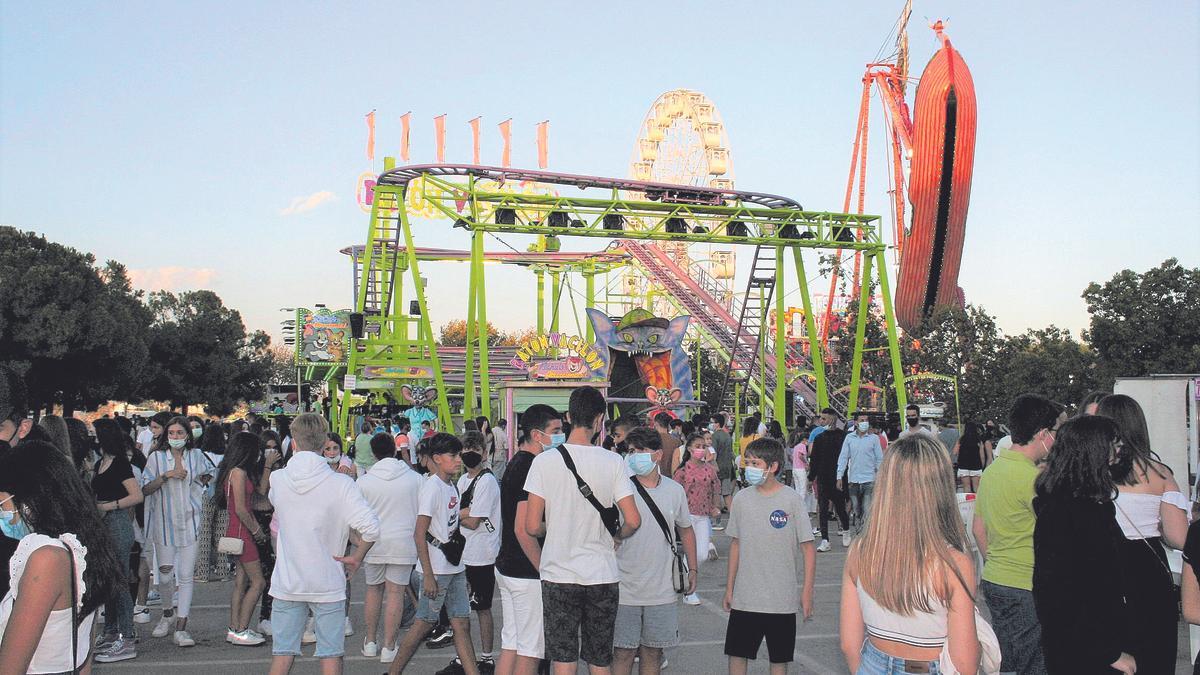 El recinto ferial del Huerto de la   Rueda abarrotado de público en   la zona de atracciones.