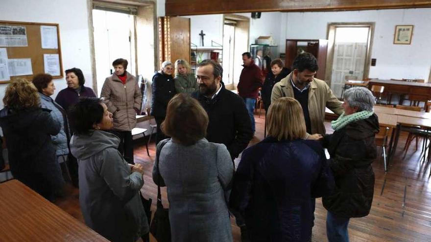 El regidor y el teniente de alcalde en una reunión en Soutolongo con vecinos contrarios a la planta. // Bernabé