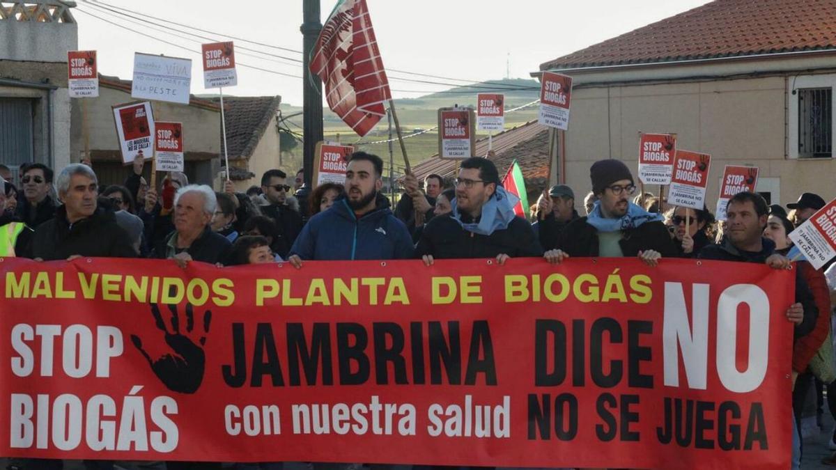 Jambrina "marcha" en su negativa a la llegada del biogás a Peleas de Abajo | ALBA PRIETO