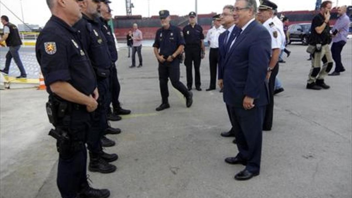 El ministro Zoido visita a los policías desplazados a Catalunya, objeto de tuits que Interior consideró ofensivos.