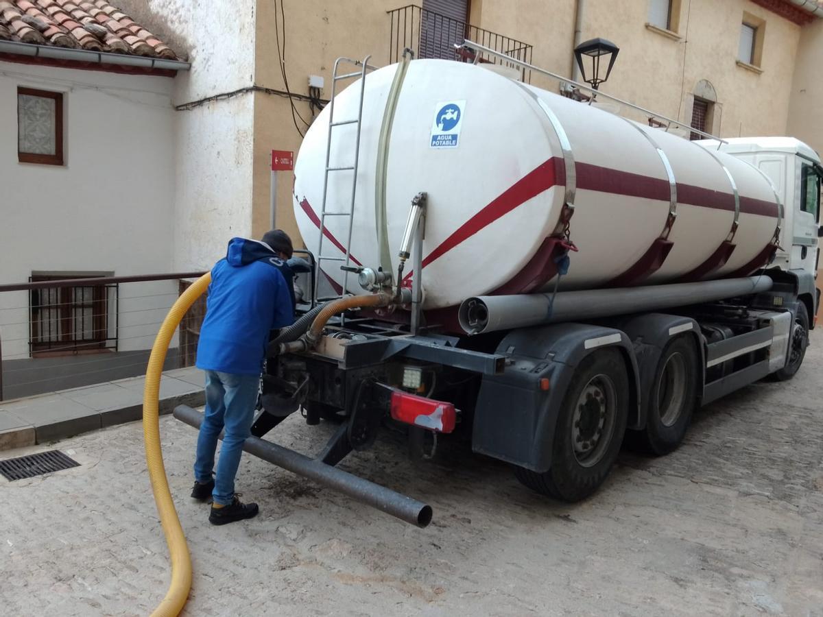 Imagen de una de los camiones cuba que abastecen de agua a Ares del Maestrat desde hace meses.