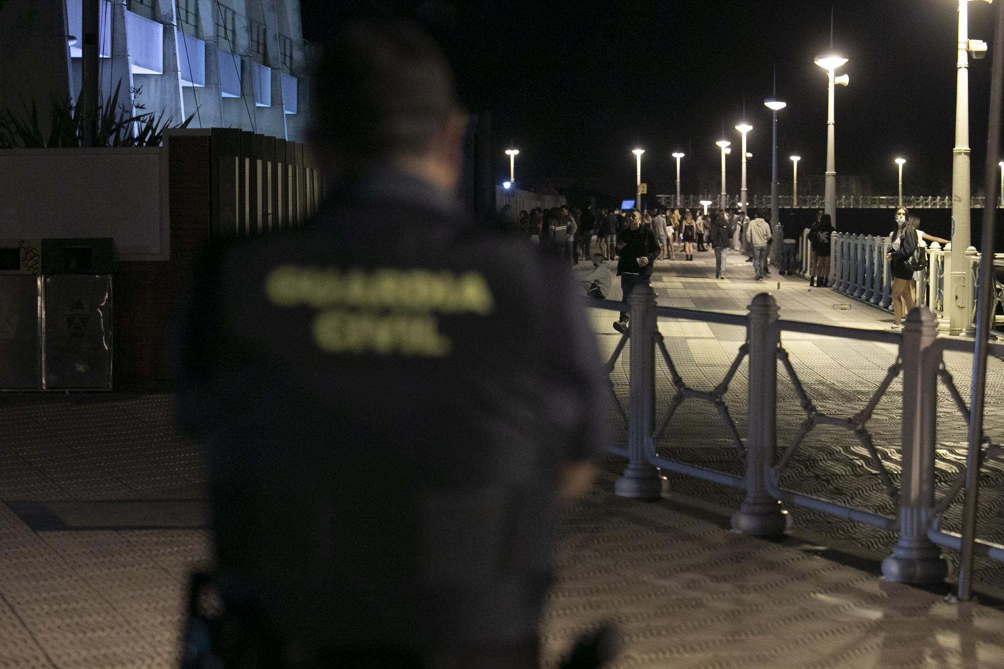 Policía patrulla la playa de salinas