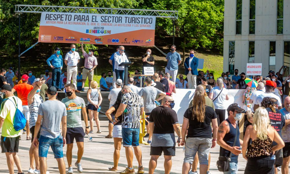 Más de 500 personas se manifiestan en Benidorm contra la decisión del cierre del ocio nocturno.