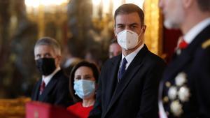 El presidente del Gobierno, Pedro Sánchez, la ministra de Defensa, Margarita Robles, y el ministro del Interior, Fernando Grande Marlaska, durante la intervención del rey Felipe VI en la ceremonia de la Pascua Militar del 2021.