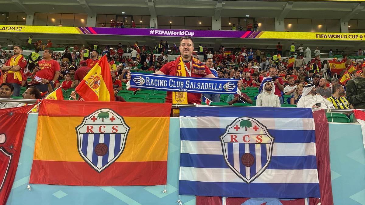 Bernat Segarra en el Mundial de Qatar 2022 con la bandera del Racing Club Salsadella