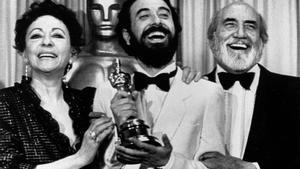La acriz Encarna Paso, el director José Luis Garci y el actor Antoni Ferrandis posan el 11 de abril de 1983 con el Oscar por su película Volver a empezar.