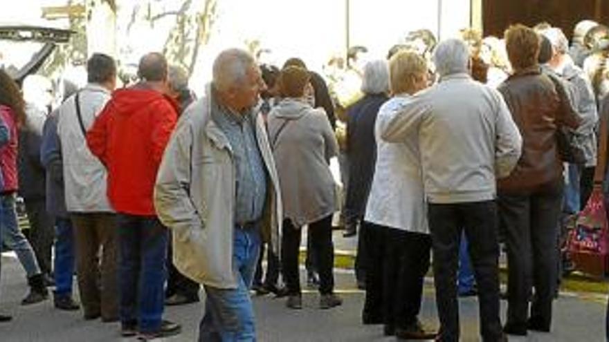 Assistents al funeral congregats davant l&#039;església, a la sortida de la cerimònia celebrada ahir al matí