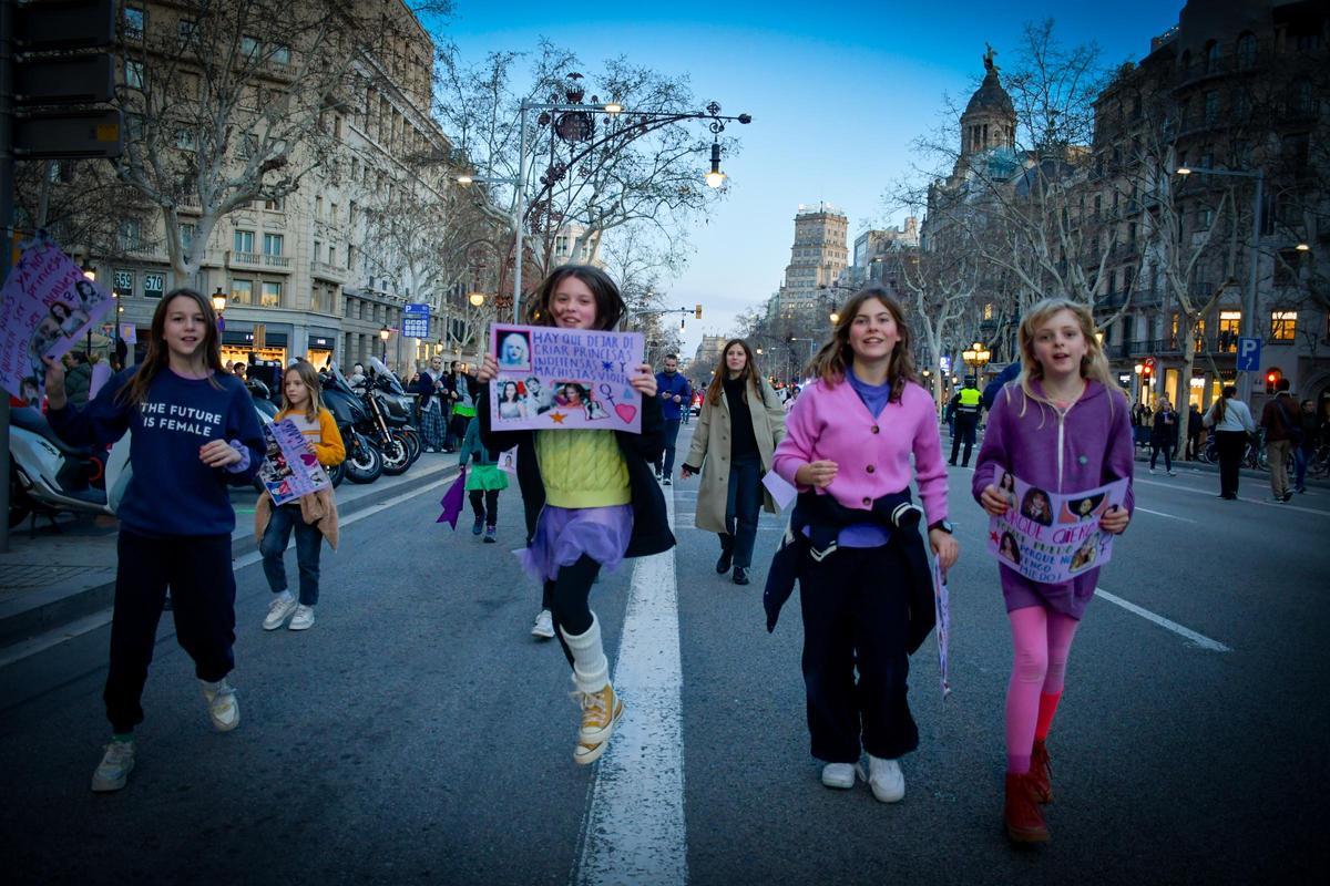 Miles de mujeres se manifiestan en Barcelona por el 8M | FOTOS