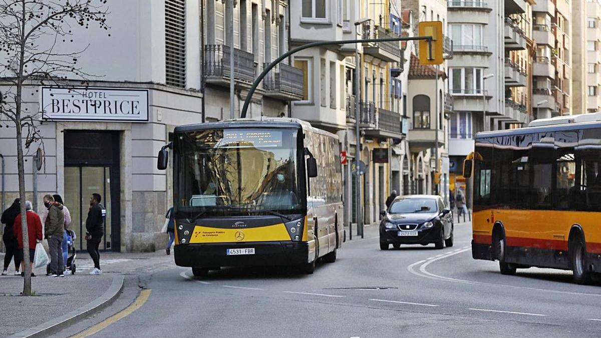 Dos autobusos de TMG creuant-se al carrer Barcelona, aquest gener.