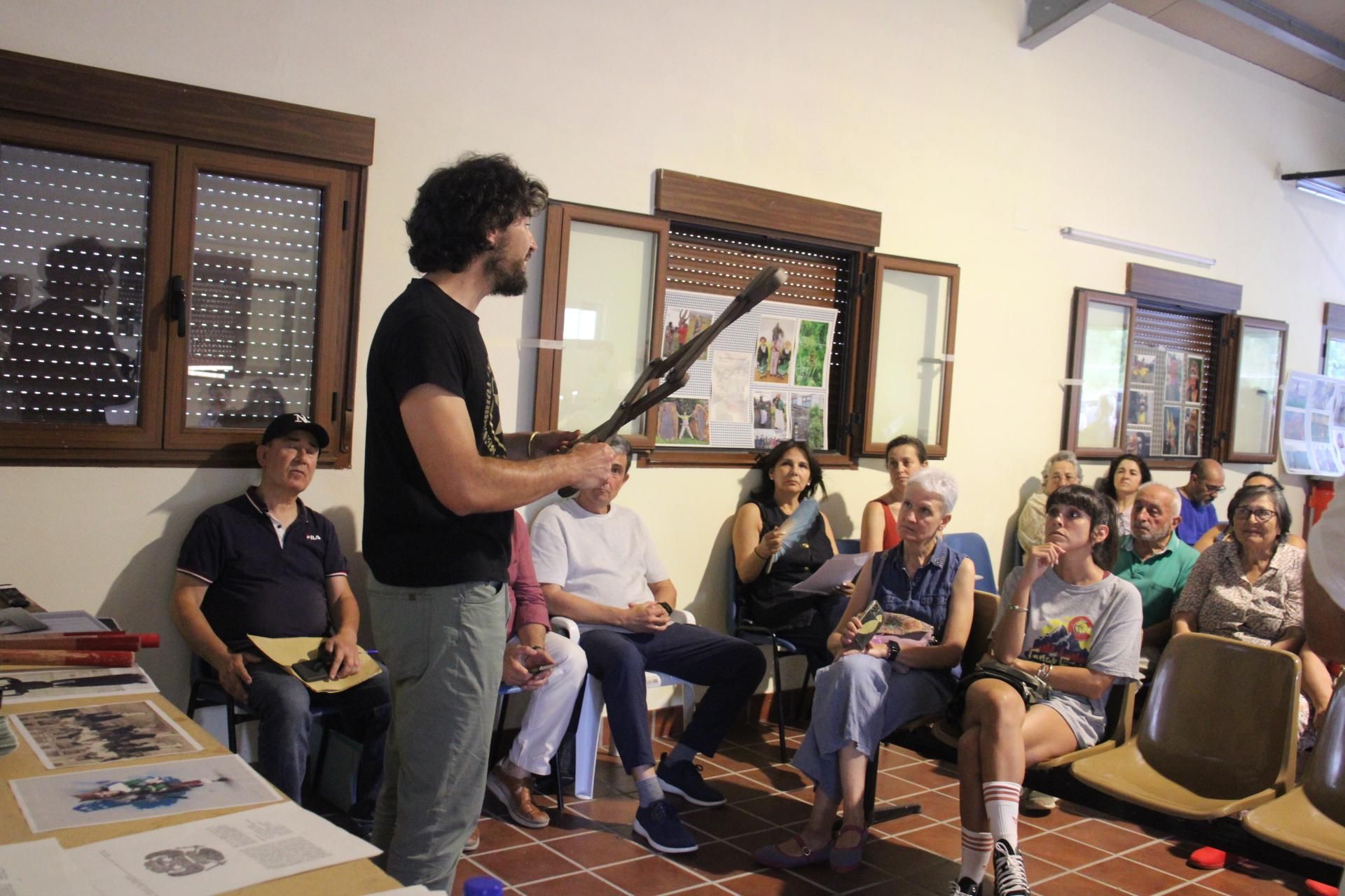 GALERÍA | Conferencia sobre la Danza de Palos de Lobezno