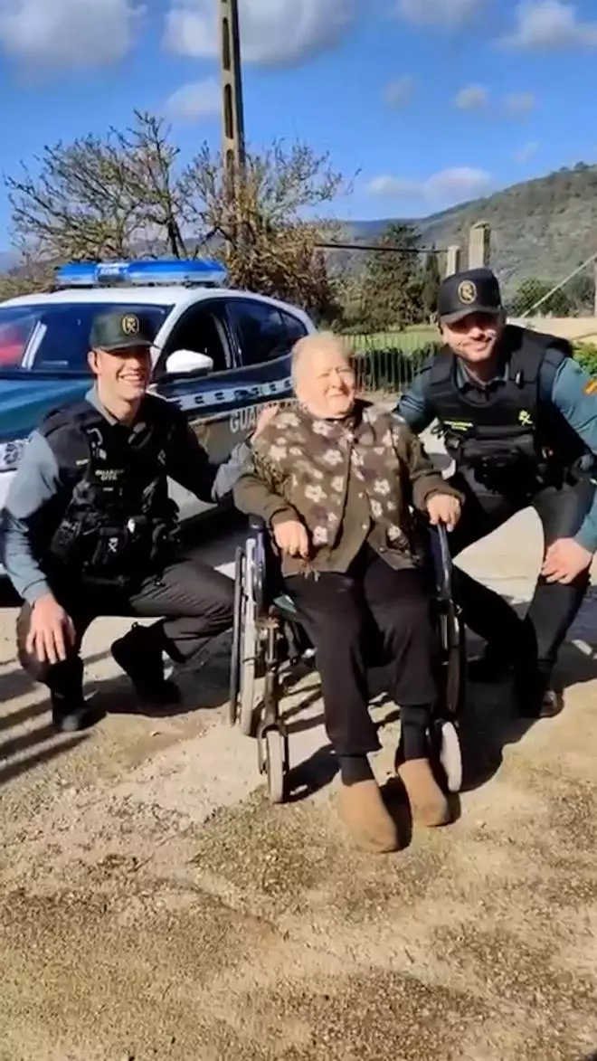 El emotivo reencuentro de dos guardias civiles y la mujer a la que salvaron de un incendio