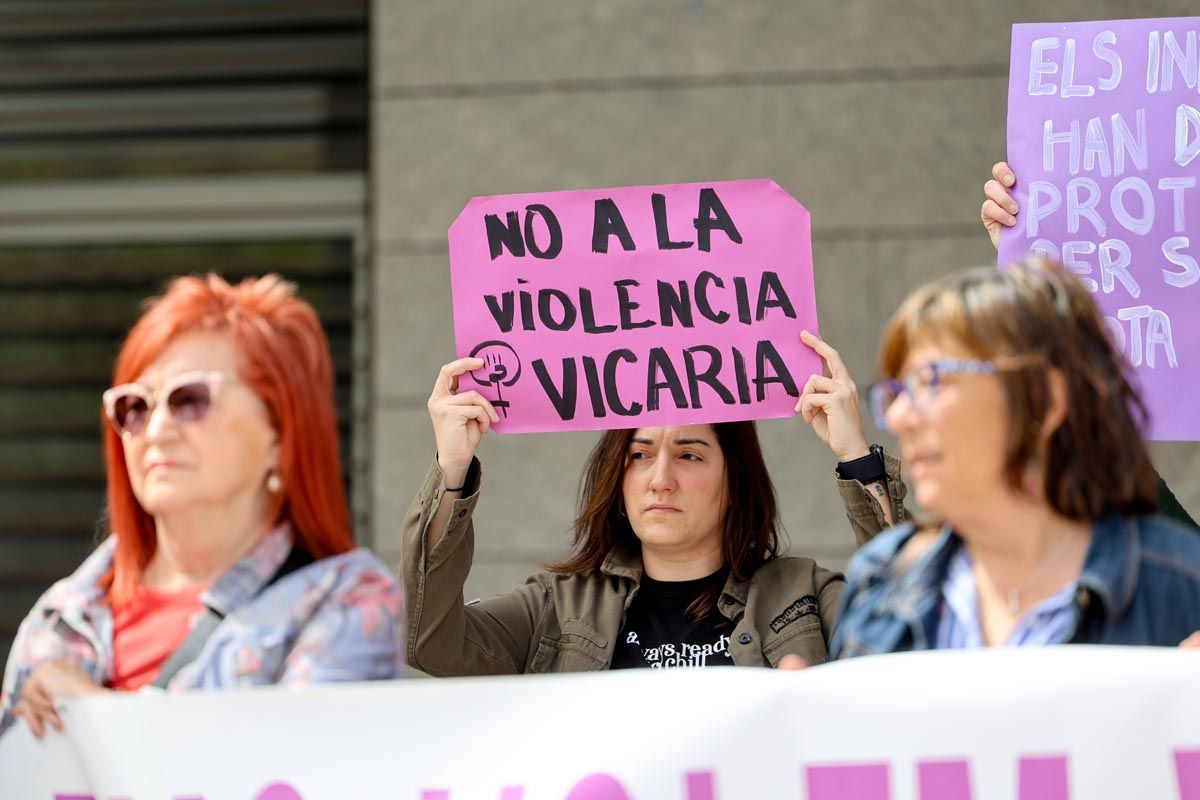 Las imágenes de la concentración contra la violencia vicaria en Ibiza