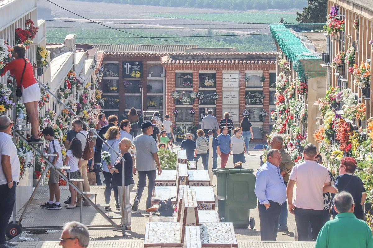 Miles de vecinos se han acercado al camposanto oriolano el día de Todos los Santos Miles de vecinos se han acercado al camposanto oriolano el día de Todos los Santos