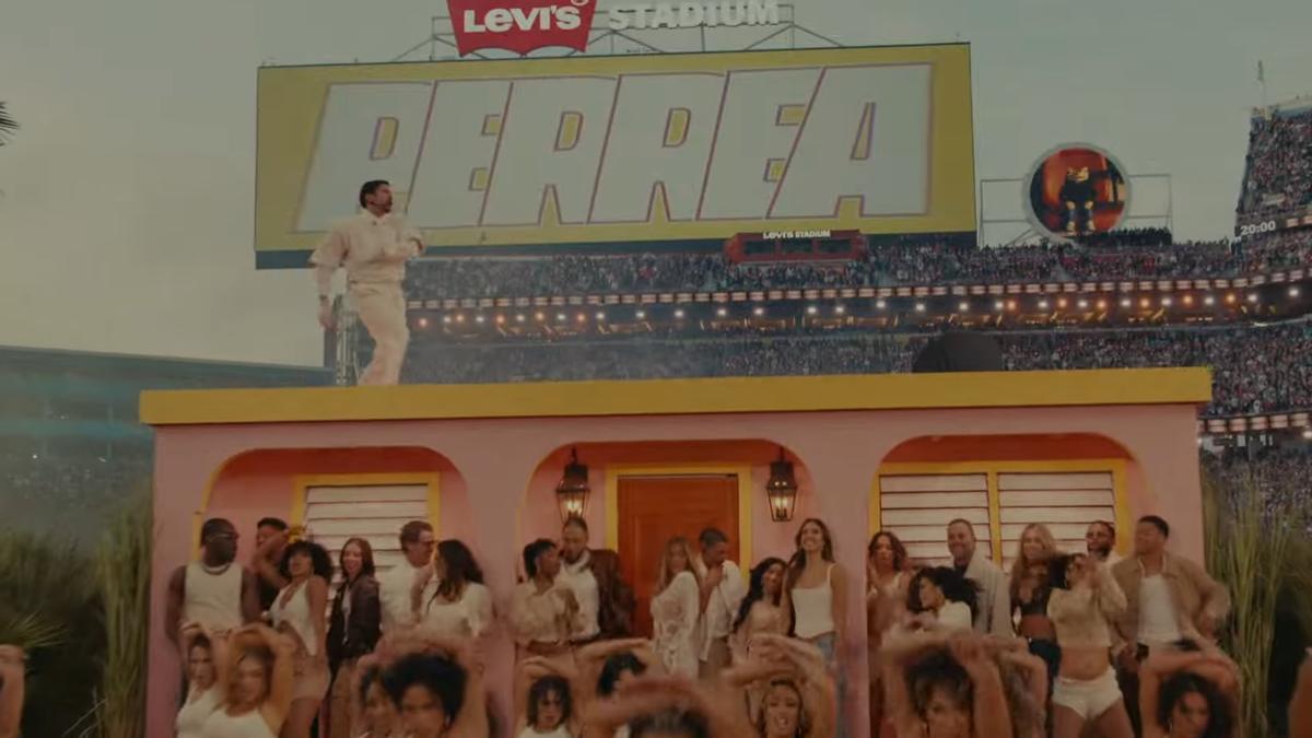 Bad Bunny durante un momento de su show de la Super Bowl.