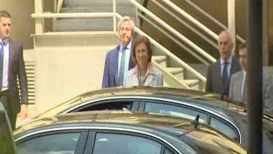 La reina Sofía acude a la clínica donde el Rey está ingresado