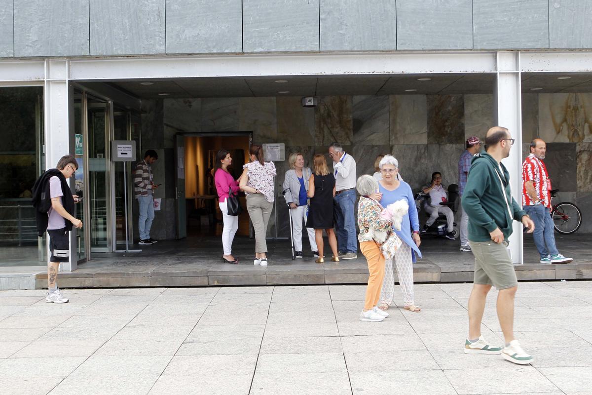 Electores a las puertas de la mesa electoral del Auditorio de Vilagarcía.