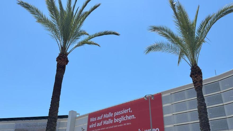 Un profesor de la UIB denuncia el polémico cartel del aeropuerto de Palma que asocia Mallorca con el turismo de excesos