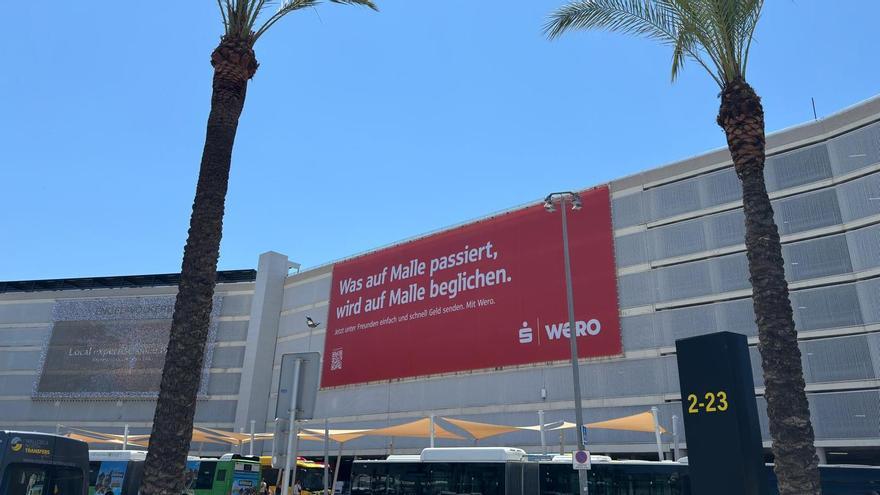 El polémico cartel del aeropuerto de Palma que ha creado indignación en Mallorca