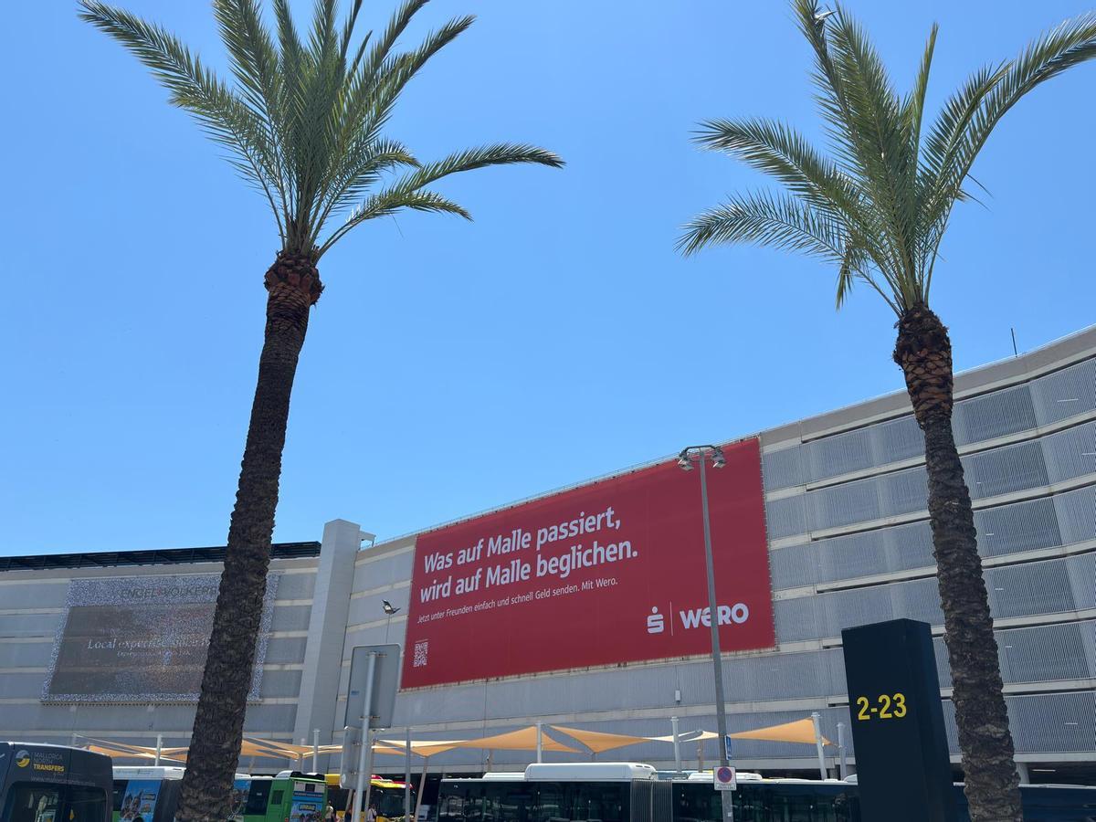 El polémico cartel del aeropuerto de Palma que ha creado indignación en Mallorca