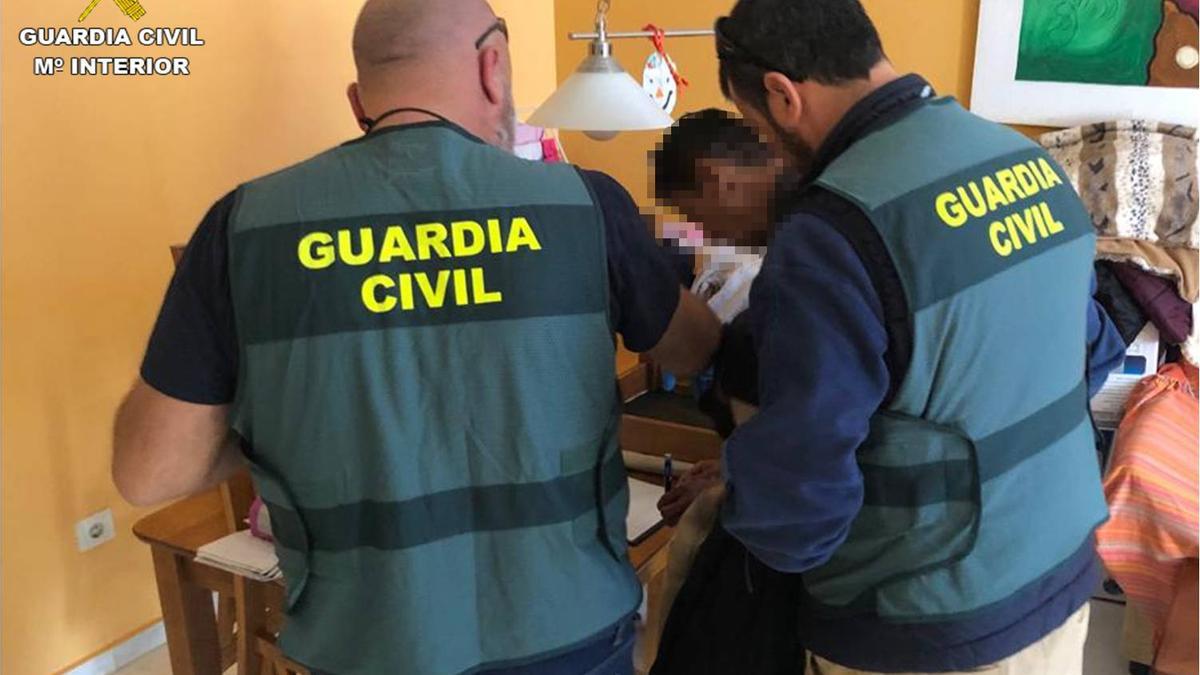 La Guardia Civil con el detenido por el crimen en Xàbia.