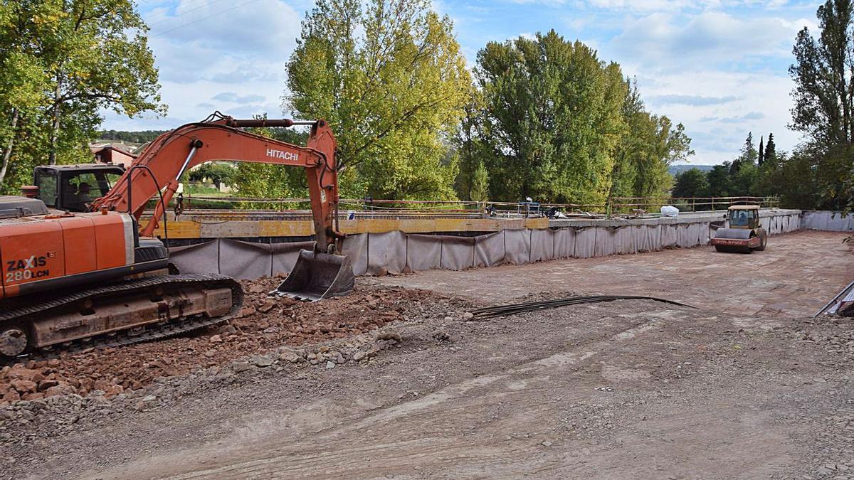 Treballs a la zona on es situarà el parc i el mirador sobre el riu Llobregat | GUILLEM  CAMPS