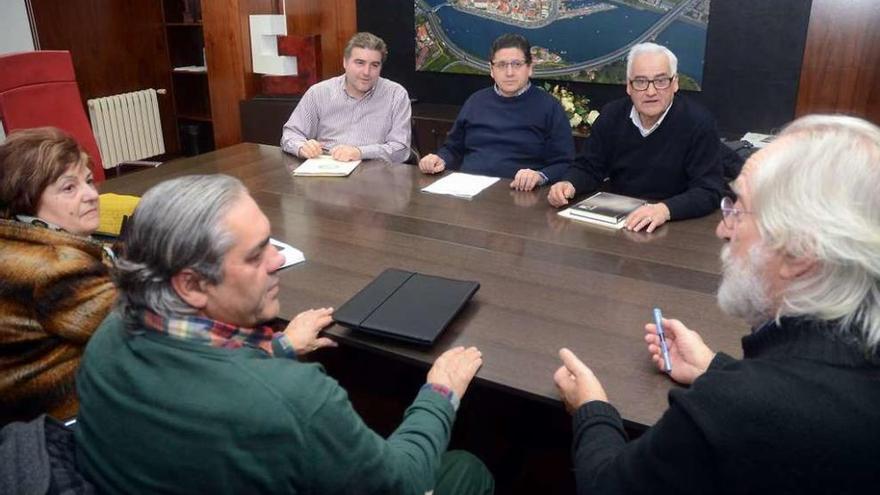 García Legísima (derecha, de espaldas), reunido con los representantes de los vecinos. // Rafa Vázquez