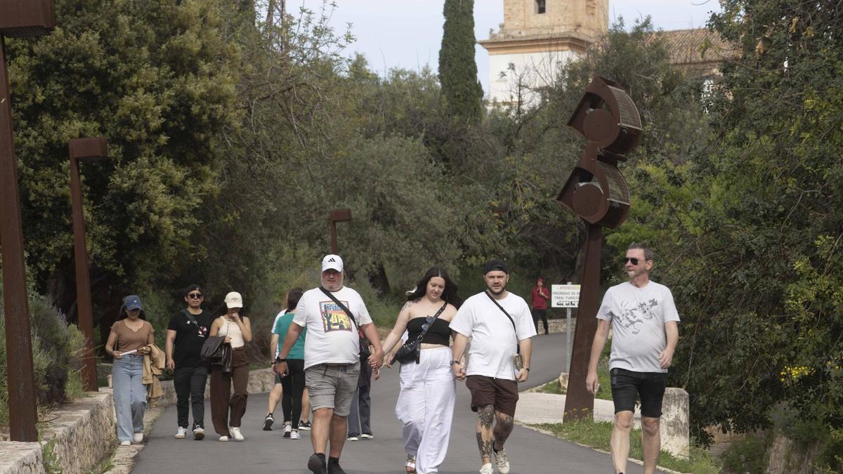 Turistas en la bajada del castillo de Xàtiva, este Viernes Santo.