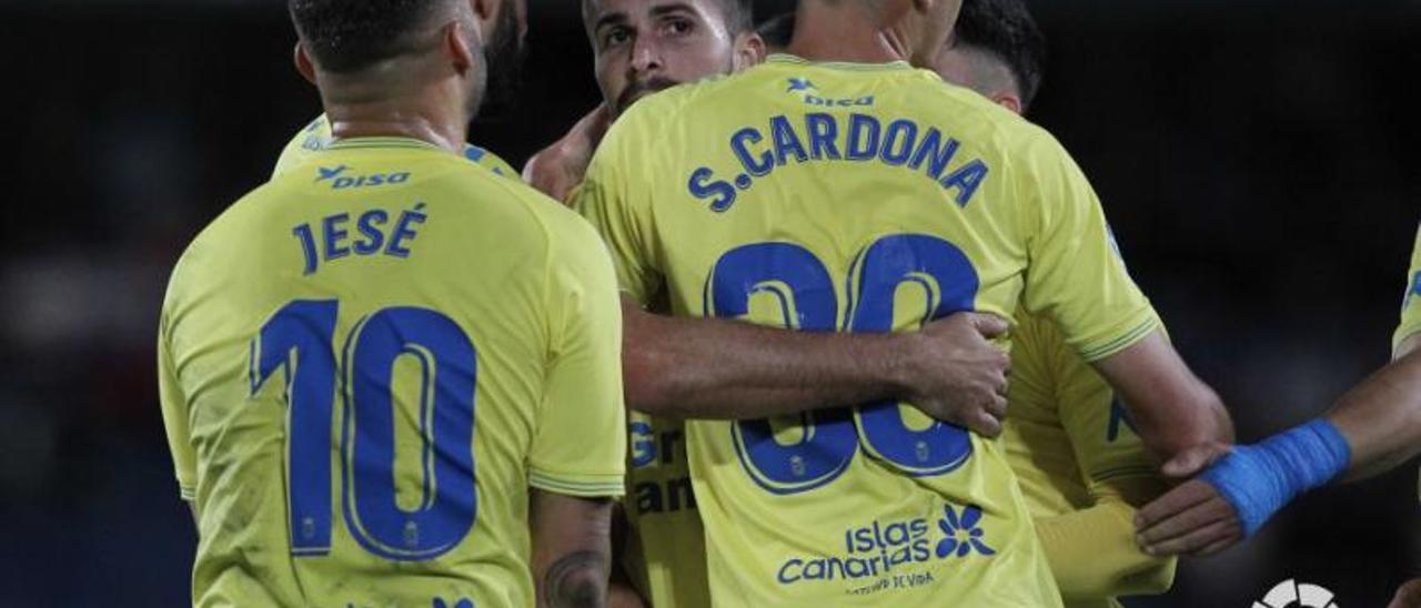 El atacante de la UD Las Palmas Kirian Rodríguez Concepción recibe la felicitación de Raúl Navas, Jeé Rodríguez y de Sergi Cardona, tras anotar el 0-1 ante el Tenerife en el Heliodoro, el pasado domingo.  | | ANDRÉS GUTIÉRREZ