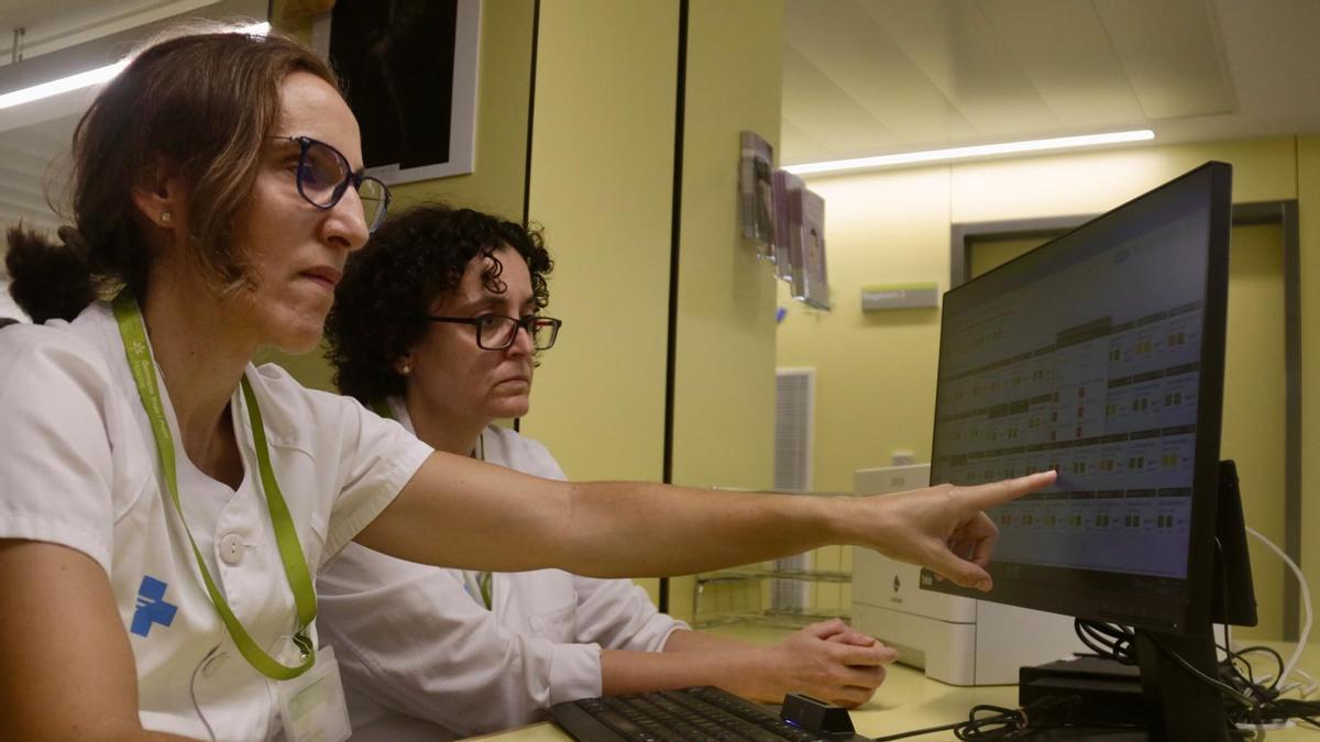 Infermeres treballant en informes en un hospital.