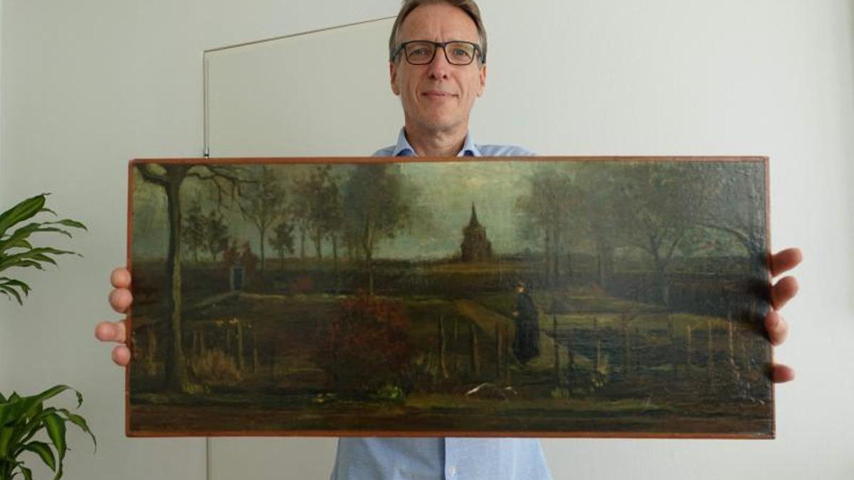El detective de arte holandés Arthur Brand posando con el título de la pintura ’Parsonage Garden at Nuenen in Spring’, pintado por Vincent van Gogh en 1884, en su casa de Ámsterdam el 11 de septiembre de 2023.