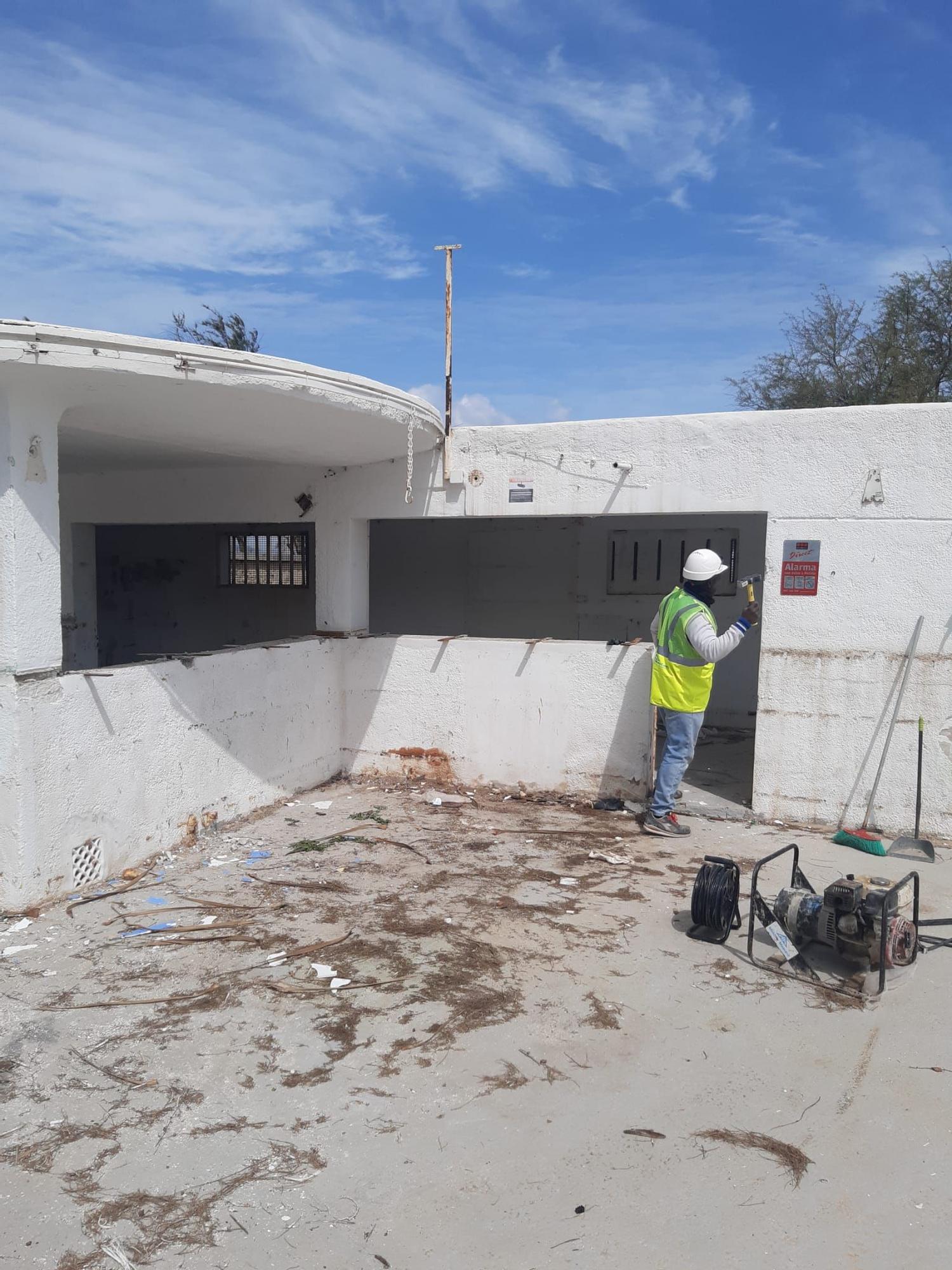 Las máquinas inician el derribo del chiringuito y la piscina del Mar y Paz de Can Picafort