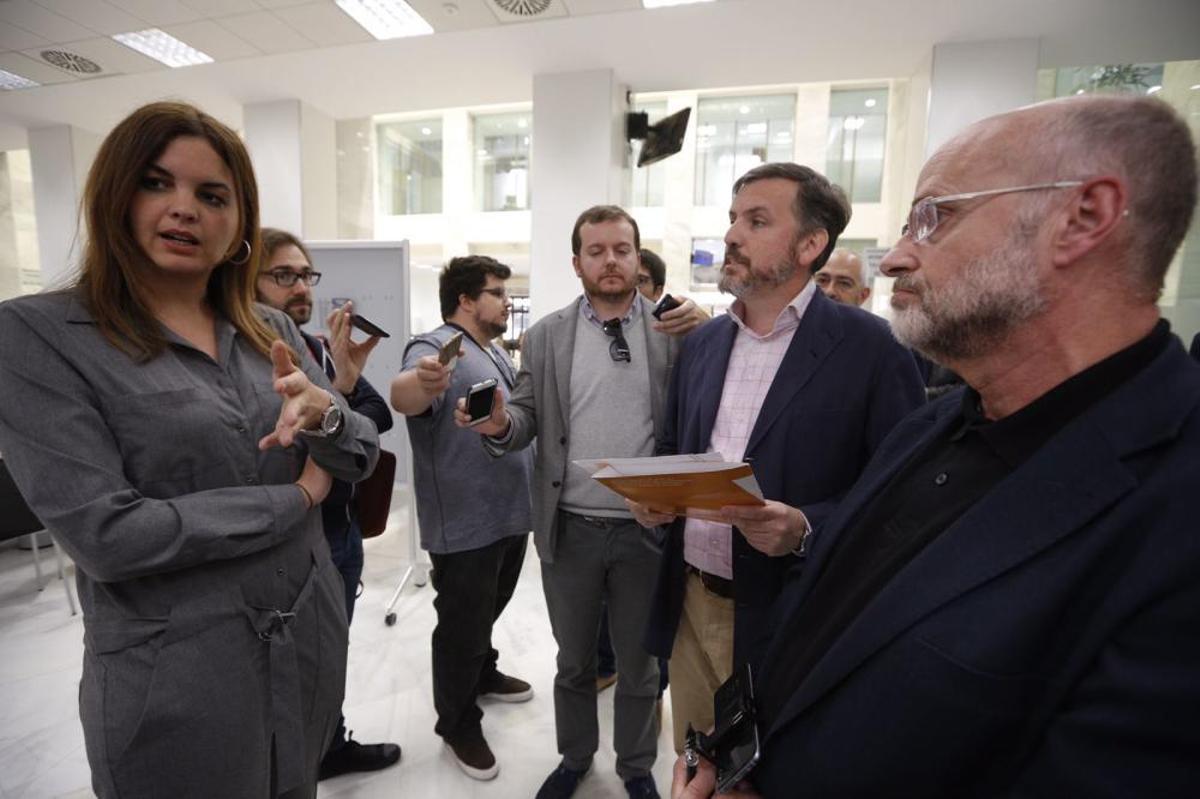 Los representantes de Hazte Oír, en València.