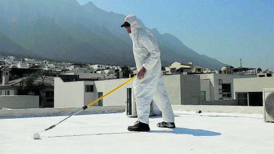 Blanquejar els sostres
redueix la temperatura de
els edificis. | 
SHUTTERSTOCK