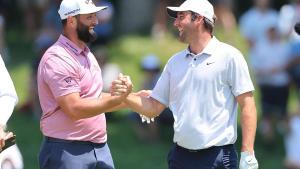 Jon Rahm y Scottie Scheffler, segundo y primero del ránking mundial, se saludan en un reciente torneo de la PGA.