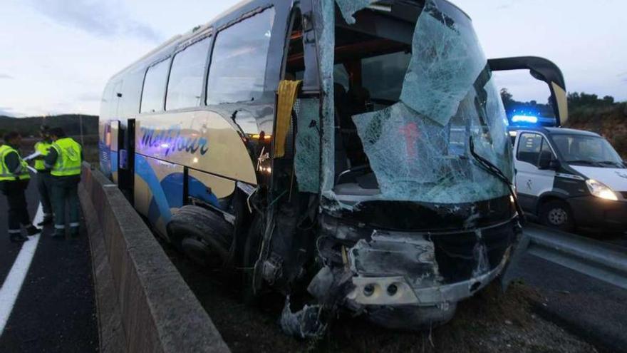 El autobús rompió el eje delantero y perdió una rueda al chocar con el hormigón. // Jesús Regal