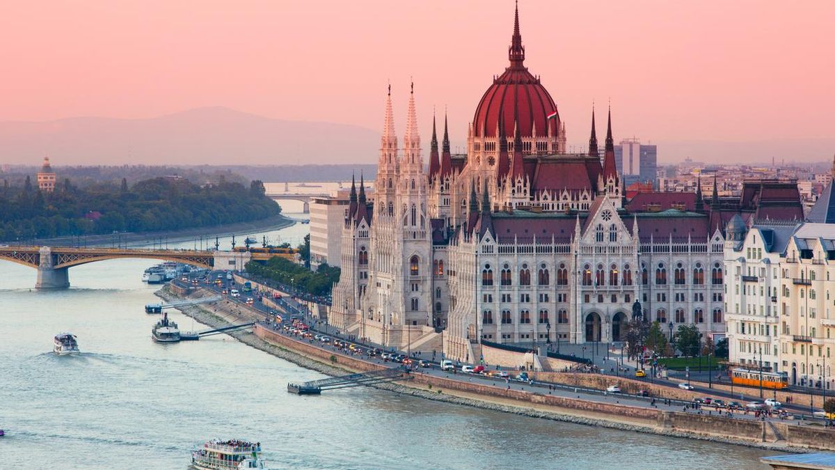 Precioso, monumental y a orillas del Danubio: el palacete inspirado en Sissi emperatriz donde puedes dormir como una reina sin gastar mucho