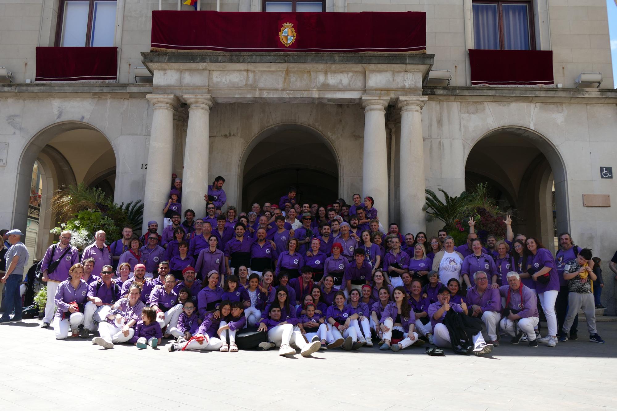 La plaça es tenyeix de colors amb la Diada Castellera de Santa Creu