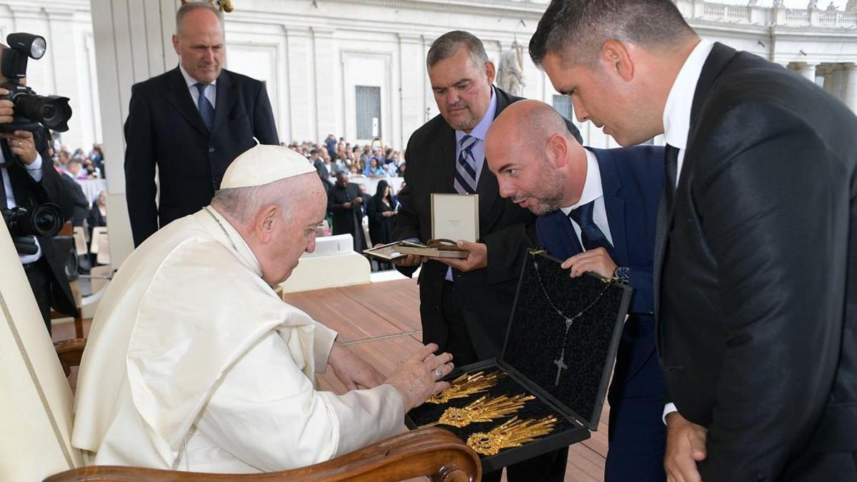 El Papa Francisco bendice las potencias del Cristo de Humildad y Paciencia que le ofrece su hermano mayor, Antonio Río.