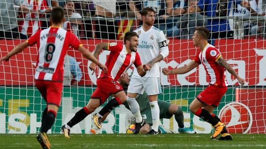 Cristian Portu (centre) corre a celebrar la consecució del segon gol, amb el taló, en rematar una centrada