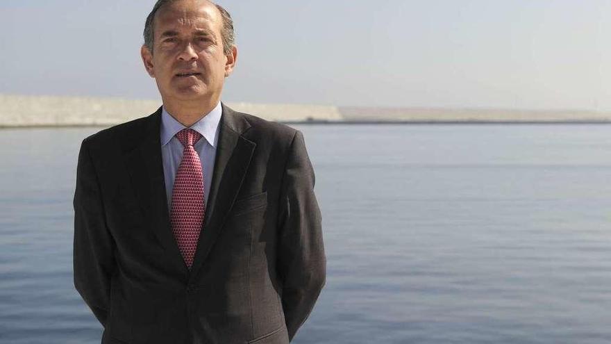 Enrique Losada, presidente de la Autoridad Portuaria, en el puerto exterior de punta Langosteira.