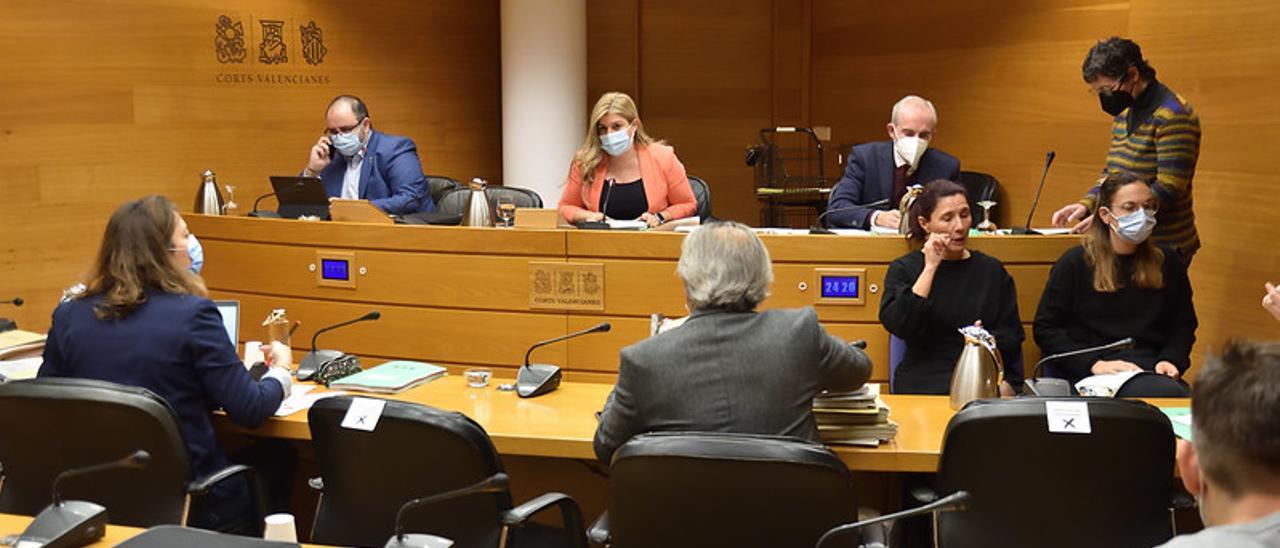 Comisión de Hacienda de Les Corts que debate las enmiendas a la ley de acompañamiento