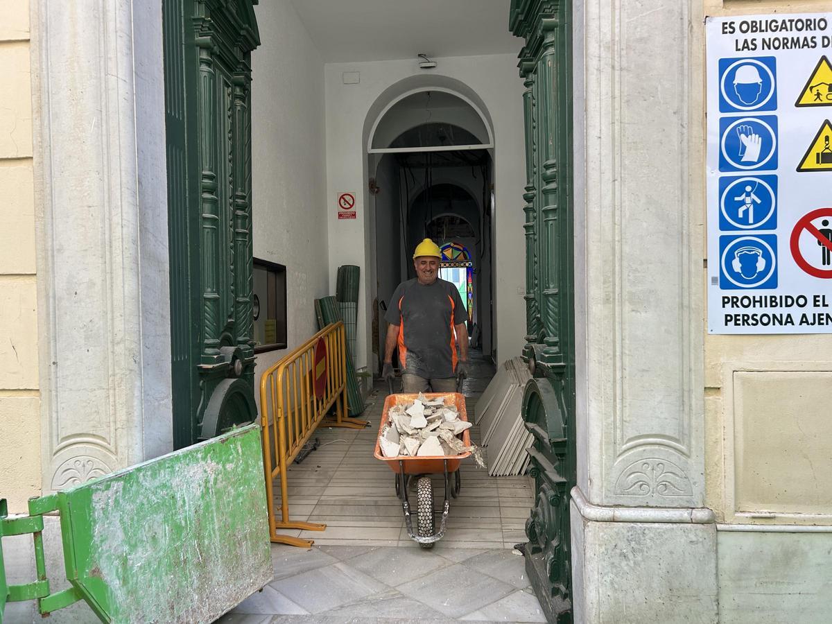 Un obrero saca ripios del interior del Museo de Bellas Artes de Badajoz.