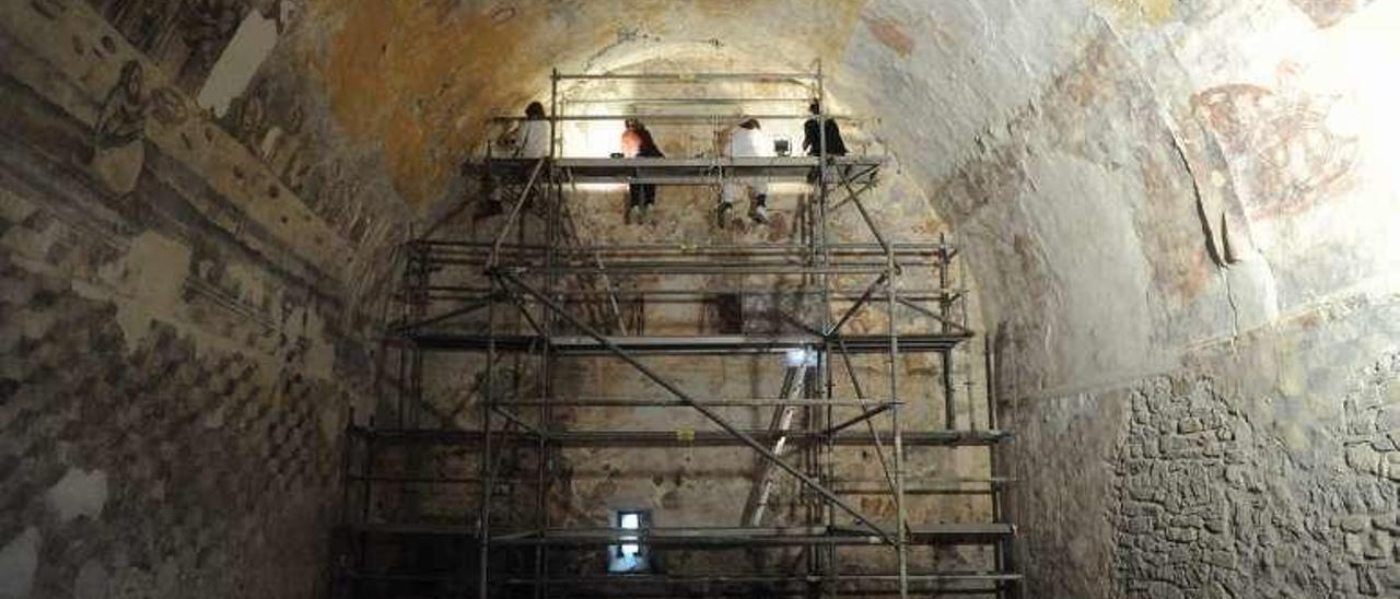 El interior del templo riosellano, con el testero al fondo.