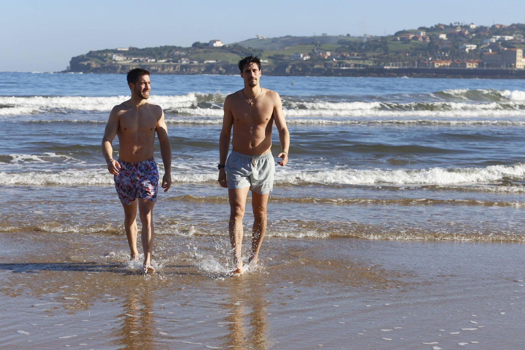 En imágenes: Las bajas temperaturas no frenan a los bañistas de San Lorenzo