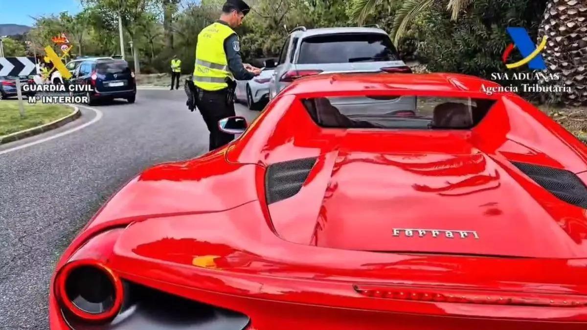 Imagen de un control de la Guardia Civil y Vigilancia Aduanera a coches con matrícula extranjera que circulan por Mallorca