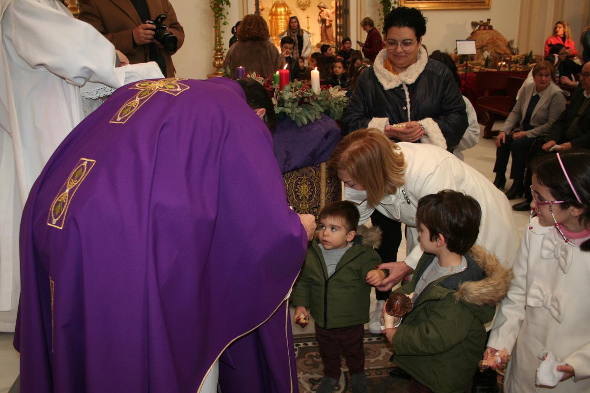Dos pequeños junto a su abuela portaban las imágenes del Niño Jesús que eran bendecidas.