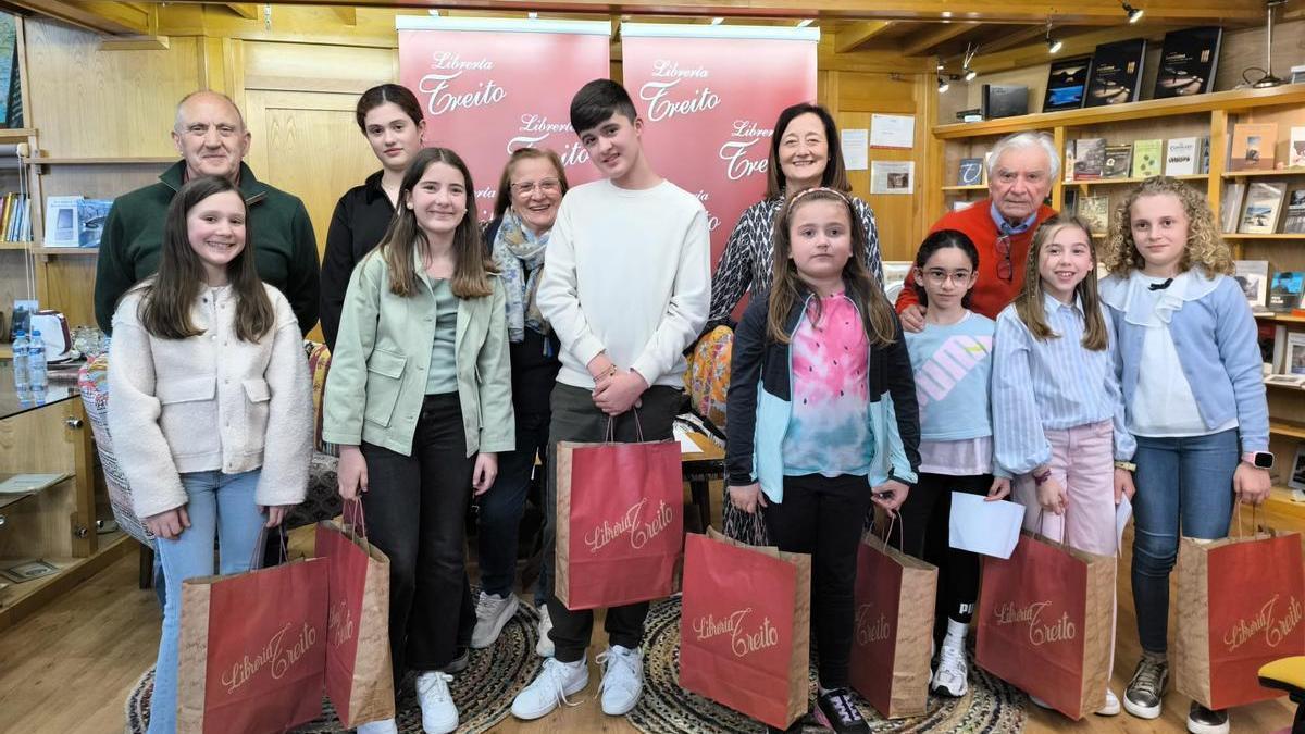 Entrega de premios a los ganadores del concurso literario del año pasado.