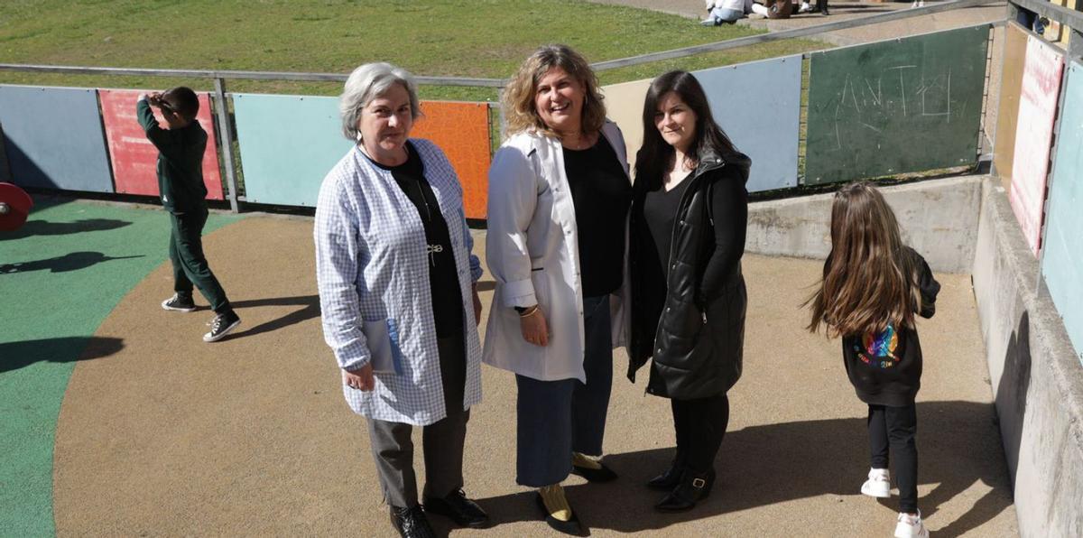 1.-Por la izquierda, María José Iglesias, María García y Cecilia Gancedo, en el patio del centro. 2.-Estudiantes de tercer curso, con los trabajos elaborados en la asignatura de Ciencias Naturales, expuestos en un pasillo. 3.-El edificio del comedor, que fue distinguido en 2016 con el premio «Asturias» de  arquitectura. | Juan Plaza |  JUAN PLAZA