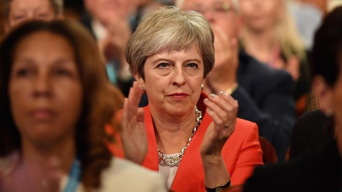 La primera ministra británica, Theresa May, aplaude durante una intervención en la Conferencia anual del Partido Conservador.